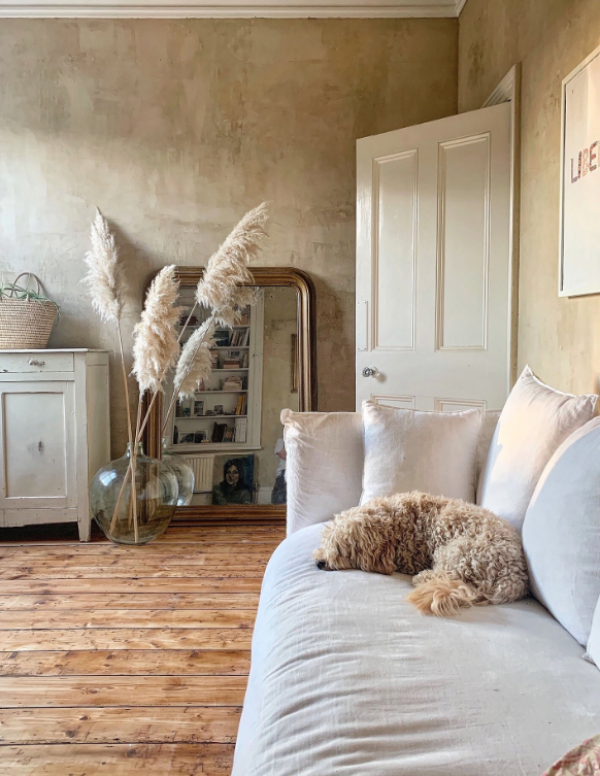 Dinding Berwarna Lembut dengan Sentuhan Distressed